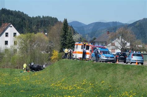 Auto Kracht Auf Brueckengelaender Stuerzt Boeschung Hinab Und Bleibt