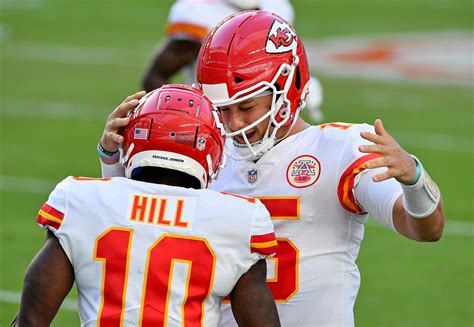 Patrick Mahomes clarifies which mystery liquid Tyreek Hill was drinking during game - Swipe Sports