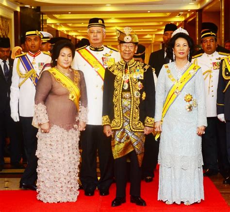 Malaysians Must Know the TRUTH: Fashion of Rosmah Mansor, A Shame