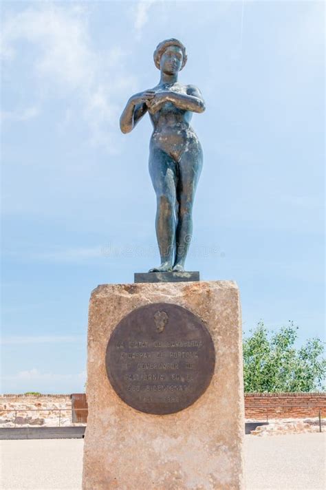 Escultura De Bronze De Uma Mulher Despida No Castelo De Montjuic Em