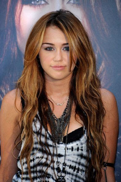 More Pics Of Miley Cyrus Layered Chainlink Necklaces Hair Highlights