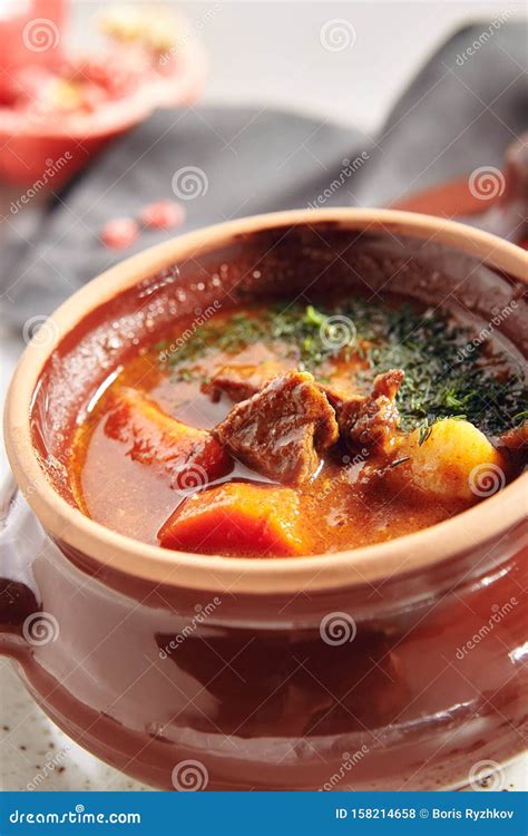 Traditionelle Ungarische Goulash Suppe Oder Casserole In Keramischen