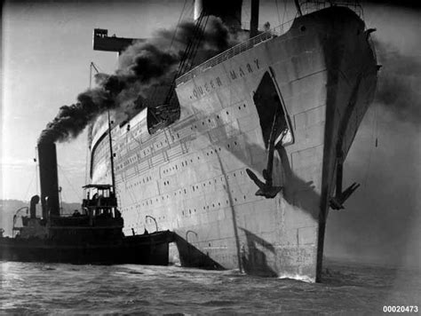 Queen Mary In Wartime Gray Dwarfs A Tug Rms Queen Elizabeth Queen Mary