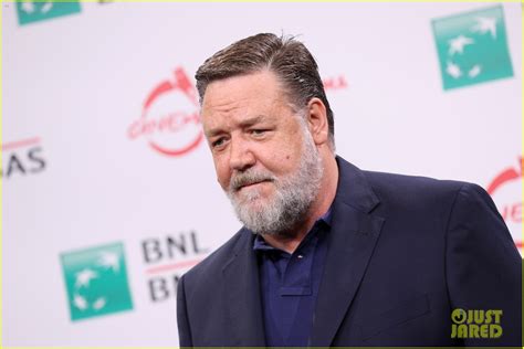 Russell Crowe Girlfriend Britney Theriot Make Red Carpet Debut