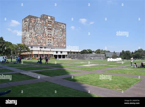 UNAM biblioteca central del edificio, decorado con el mural ...