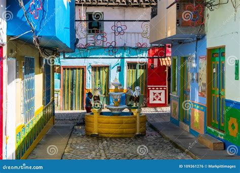 Fuente Entre Las Casas Coloniales Coloridas De Guatape Colombia Foto