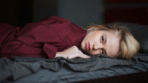 Women Blonde In Bed Looking At Viewer Juicy Lips Depth Of Field