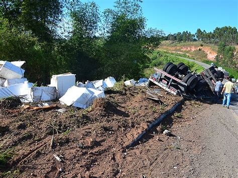 G1 Carreta Tomba Na Br 101 E Motorista Fica Preso às Ferragens Na