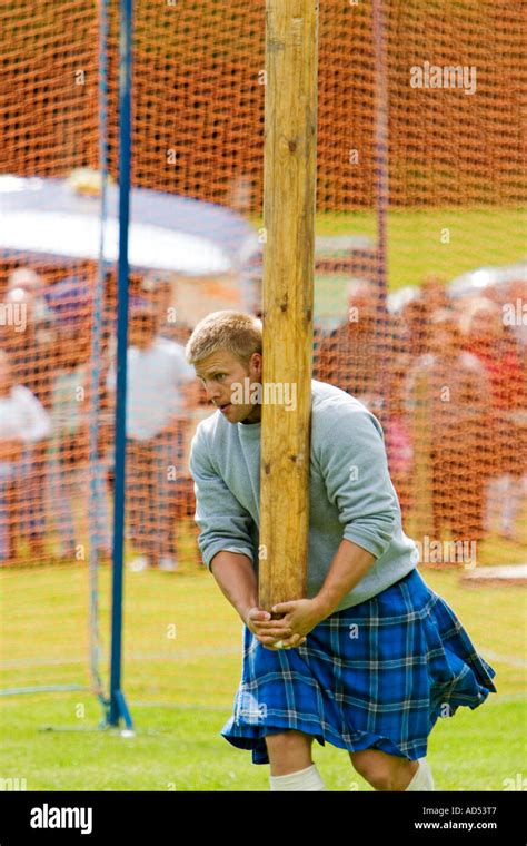 Toss caber tossing throw balance hi-res stock photography and images ...