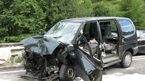 Incidente Frontale A Ponte Nossa Bilancio Di Tre Feriti Il Traffico In