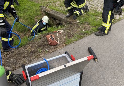 Lkw Mit Hanomag Traktor In Graben Gefahren Einsatzbericht