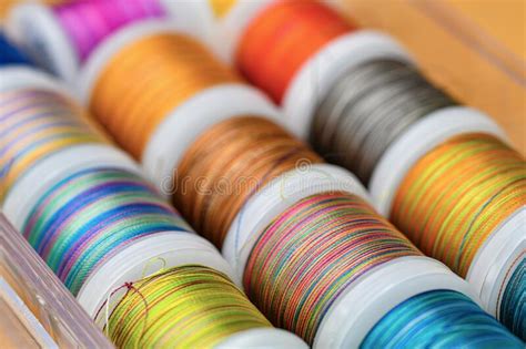 Un Conjunto De Hilos De Arcoiris Coloreados Para Coser Y Bordar Foto De