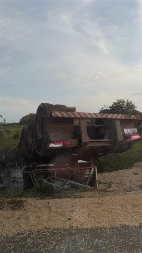 Mulher Morre Ap S Batida Entre Carreta E Caminhonete Em Rodovia No