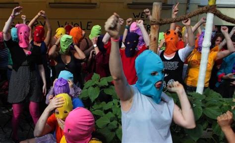 Las Pussy Riot difunden un vídeo en el que queman una fotografía del presidente ruso Vladimir