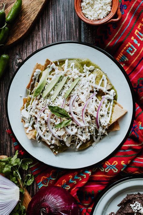 Chilaquiles Mexicanos Con Pollo Y Salsa Verde Picante Desayuno