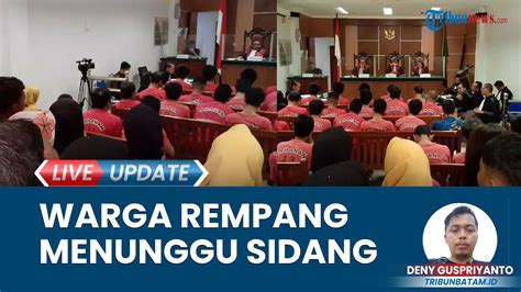 Suasana Warga Rempang Menunggu Sidang Pembacaan Pledoi Atas 26 Terdakwa