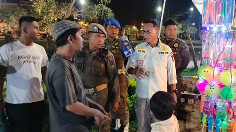 Satpol Pp Tertibkan Pkl Di Gelanggang Balai Kota Padang