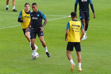 Napoli Osimhen Torna In Campo E Natan Si Presenta Le Foto Da Castel