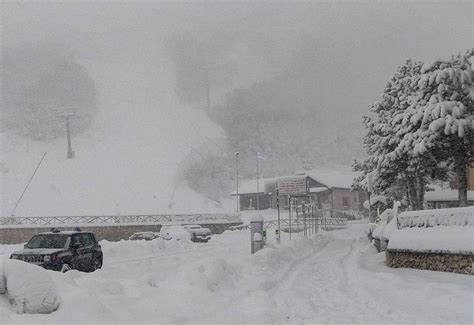 Ovindoli La Nevicata Si Intensifica Nella Notte Le Foto In Diretta