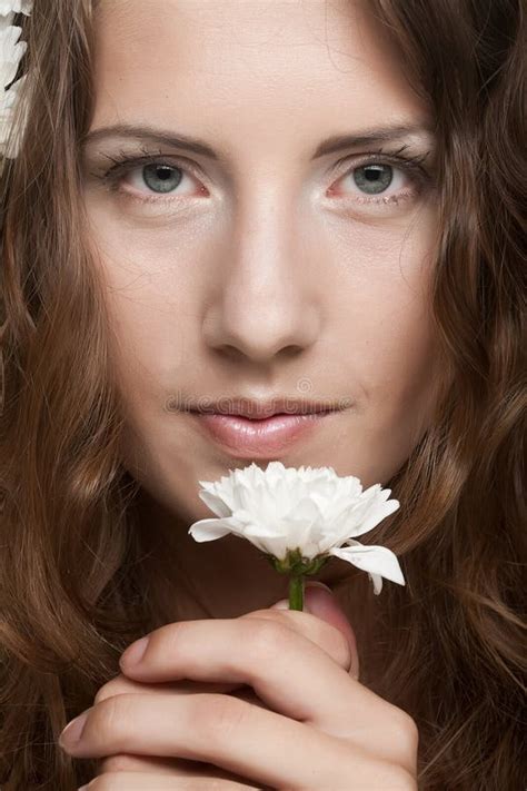 Cara De La Mujer Con Las Flores Blancas Imagen De Archivo Imagen De