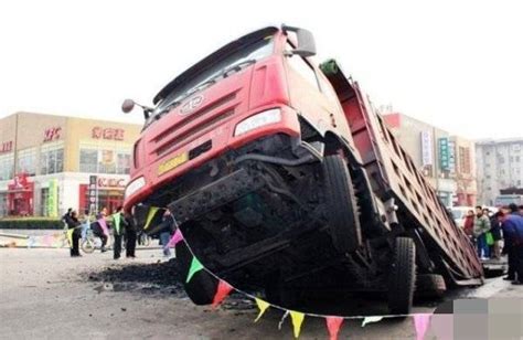 超载货车行驶中压坏路面，司机看到交警怕得不敢抬头 搜狐汽车 搜狐网