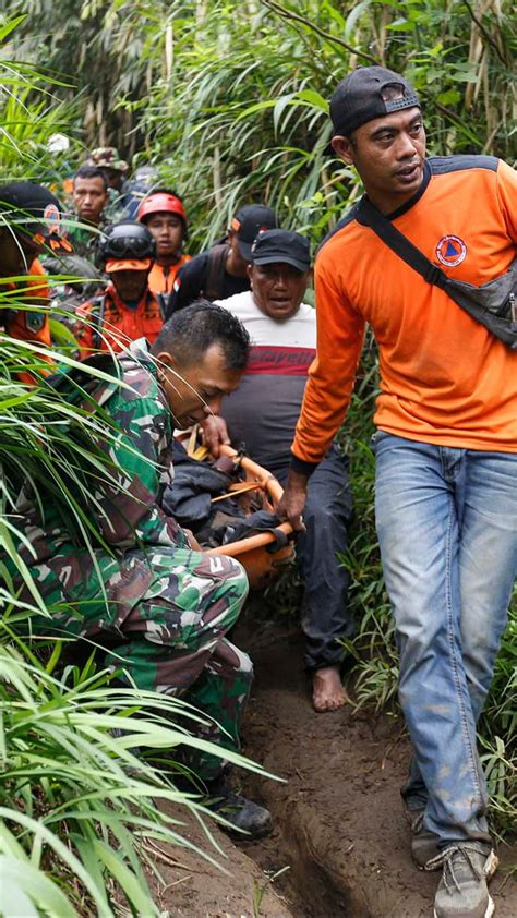 Foto Tim Sar Gabungan Evakuasi Jenazah Pendaki Korban Erupsi Gunung Marapi