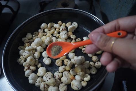 Salt And Pepper Makhana Recipe Foodietadka