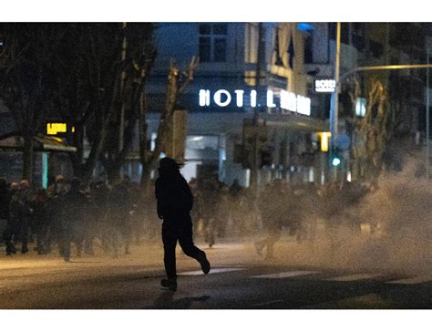 Violenti Scontri Ad Atene Tra Polizia E Manifestanti Espansionetv