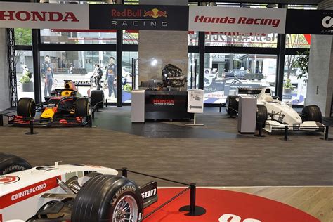 ホンダウエルカムプラザ青山でf1マシン5台が展示中。”フェルスタッペン親子”の繋がりを感じるra099＋rb16