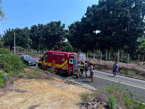 Picape capota após pneu furar em estrada rural no AM 11 ficam feridos