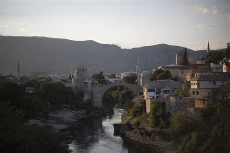 Foto De Antiga Cidade De Mostar Bósniaherzegovina Com Ponte De Stari