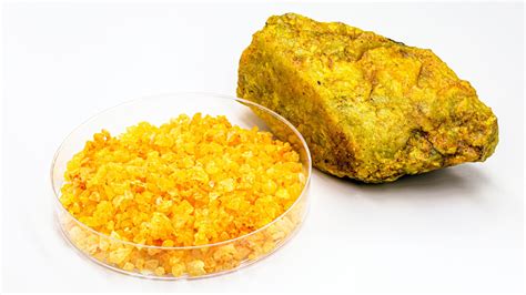 Tại Sao Các Nhà Khoa Học Có Thể Chạm Vào Uranium Mà Không Cần Quần áo