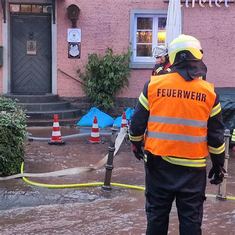 FW Heimbach Feuerwehr Errichtet Sandsackdamm Nach Wasserrohrbruch Im