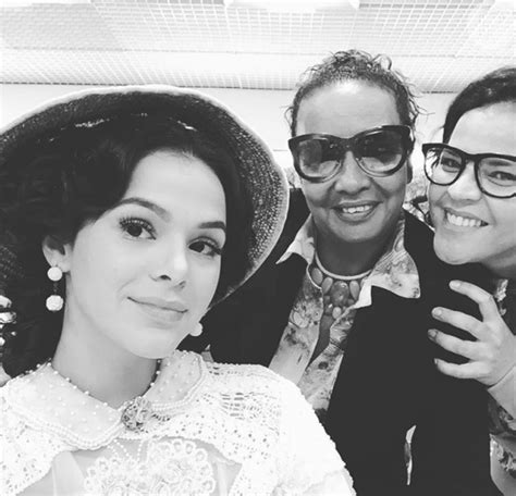 Bruna Marquezine aparece de sinhazinha em Nada Será Como Antes