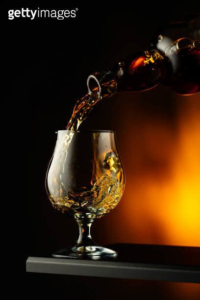 Cognac or brandy being poured into a glass 이미지 2151902402 게티이미지뱅크