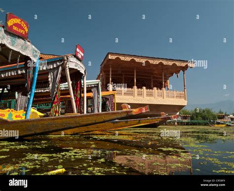 Houseboats in lake dal lake hi-res stock photography and images - Alamy