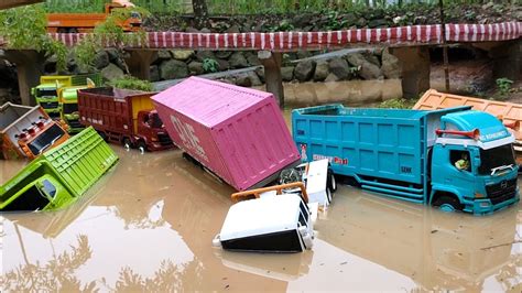 Banjir Bandang Di Lintas Kelok 9🔥🔥 Hampir Semua Truk Terguling Ke