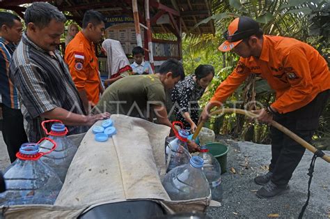 Bantuan Air Bersih Untuk Warga Terdampak Kekeringan Antara Foto