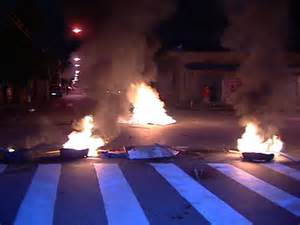 G1 Moradores fecham rua em protesto por semáforo em Vila Velha