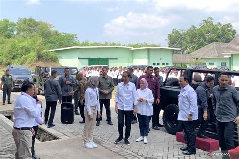 Presiden Jokowi Naik Kendaran Maung Saat Tinjau Fasilitas Produksi PT