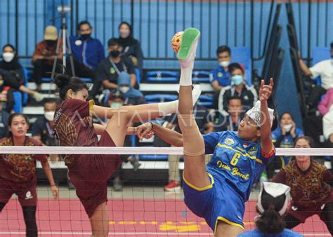 SEPAK TAKRAW BEREGU PUTRI JATENG MENANG ANTARA Foto