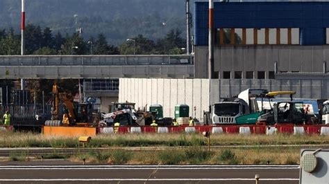 Bologna Resta Schiacciato Da Un Mezzo Operaio Muore Sulla Pista Dell