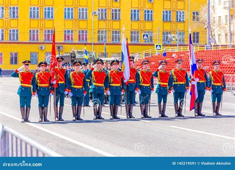 Los Militares Del Guardia Del Honor Llevan La Bandera De La Victoria Y