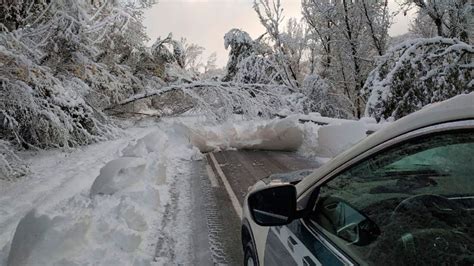 La nieve complica el tráfico en varios tramos de la red principal de León