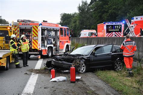 Reifen Eines Autos Geplatzt Heftiger Unfall Auf Der A