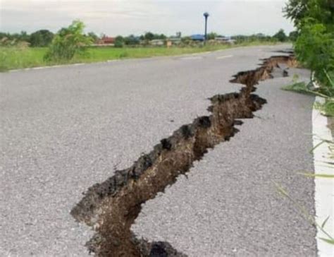 Enorme Grieta Se Abre En Carretera De Montecristi Tras Terremoto El