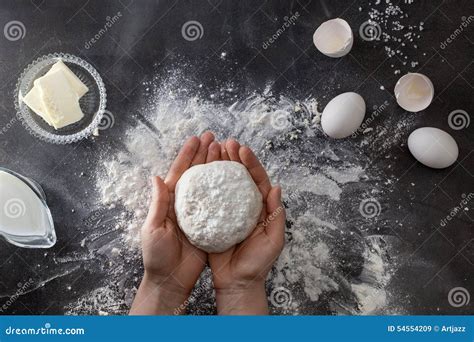 Las Manos De La Mujer Amasan La Pasta En La Tabla Con La Harina Imagen