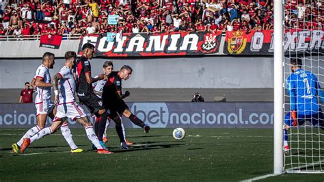 Flamengo vence o Atlético GO gol no fim em gramado ruim do Serra