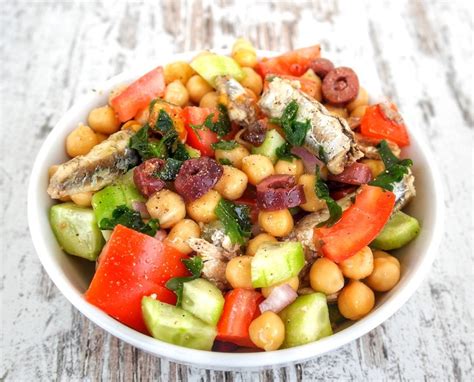 5 Minute Mediterranean Salad With Sardines And Chickpeas