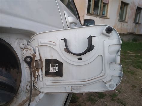 Держатель крышки бензобака! — Lada Приора хэтчбек, 1,6 л, 2011 года ...